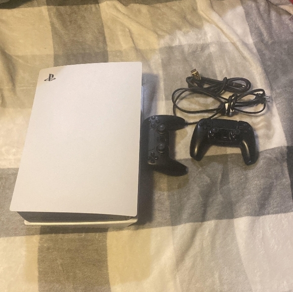 Playstation 5 - Picture 1 of 3